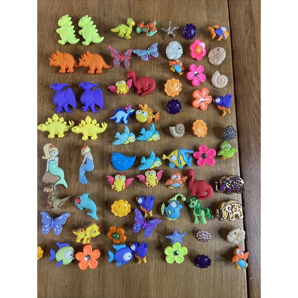 Plastic Buttons Dinos, Flowers, Birds, Butterflies, Set Of 71 - Picture 1 of 7